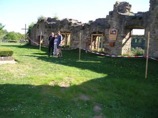 Vor der Klosterruine in Oberwerbe