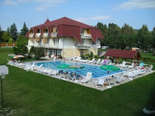 Blick auf die Pension mit Pool vom Appartmenthaus aus